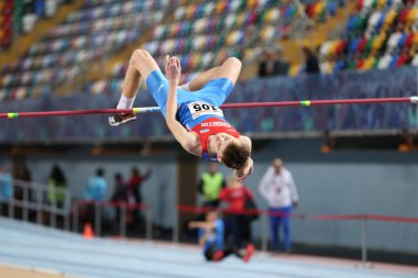 İstanbul, Türkiye - 09 Şubat 2020: Balkan U20 Salon Atletizm Şampiyonası sırasında tanımlanamayan yüksek atlamacı