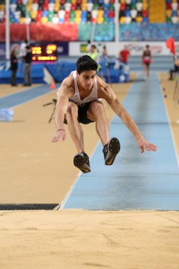 İstanbul, Türkiye - 09 Şubat 2020: Balkan U20 Salon Atletizm Şampiyonası sırasında tanımlanamayan sporcu üçlü atlama