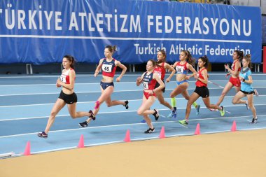 İstanbul, Türkiye - 09 Şubat 2020: Balkan U20 Salon Atletizm Şampiyonası sırasında koşan sporcular