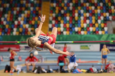 İstanbul, Türkiye - 09 Şubat 2020: Balkan U20 Salon Atletizm Şampiyonası sırasında tanımlanamayan yüksek atlamacı