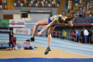 İstanbul, Türkiye - 09 Şubat 2020: Balkan U20 Salon Atletizm Şampiyonası sırasında tanımlanamayan yüksek atlamacı