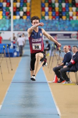 İstanbul, Türkiye - 09 Şubat 2020: Balkan U20 Salon Atletizm Şampiyonası sırasında tanımlanamayan sporcu üçlü atlama