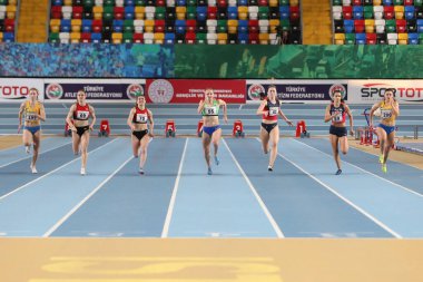 İstanbul, Türkiye - 09 Şubat 2020: Balkan U20 Salon Atletizm Şampiyonası sırasında 60 metre koşan sporcular