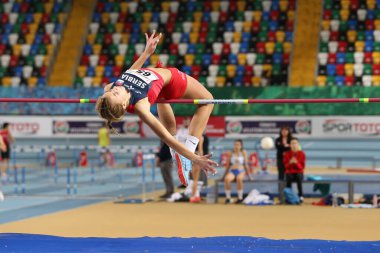 İstanbul, Türkiye - 09 Şubat 2020: Balkan U20 Salon Atletizm Şampiyonası sırasında tanımlanamayan yüksek atlamacı