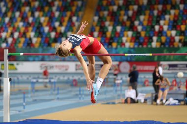 İstanbul, Türkiye - 09 Şubat 2020: Balkan U20 Salon Atletizm Şampiyonası sırasında tanımlanamayan yüksek atlamacı