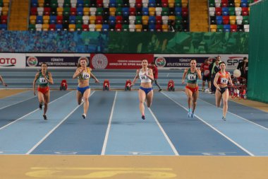İstanbul, Türkiye - 15 Şubat 2020: Balkan Atletizm Şampiyonası sırasında 60 metre koşan sporcular