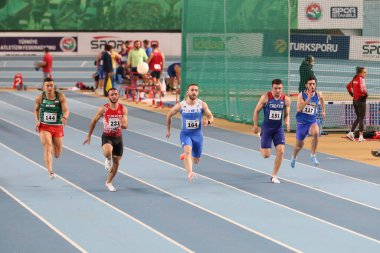 İstanbul, Türkiye - 15 Şubat 2020: Balkan Atletizm Şampiyonası sırasında 60 metre koşan sporcular