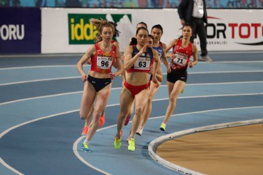 İstanbul, Türkiye - 15 Şubat 2020: Balkan Atletizm Şampiyonası sırasında koşan sporcular