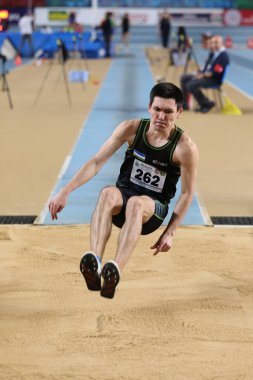 İstanbul, Türkiye - 15 Şubat 2020: Balkan Salon Atletizm Şampiyonası sırasında tanımlanamayan sporcu üçlü atlama