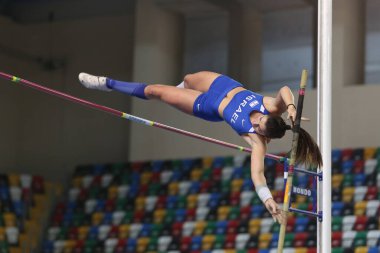 İstanbul, Türkiye - 15 Şubat 2020: Balkan Salon Atletizm Şampiyonası sırasında tanımlanamayan atlet direği atlama