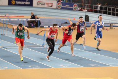 İstanbul, Türkiye - 15 Şubat 2020: Balkan Salon Atletizm Şampiyonası sırasında 60 metre engelli koşan sporcular
