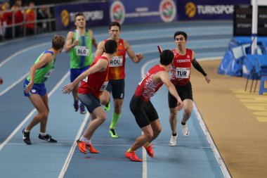 İstanbul, Türkiye - 15 Şubat 2020: Balkan Salon Atletizm Şampiyonası sırasında 4x400 bayrak yarışı yapan sporcular