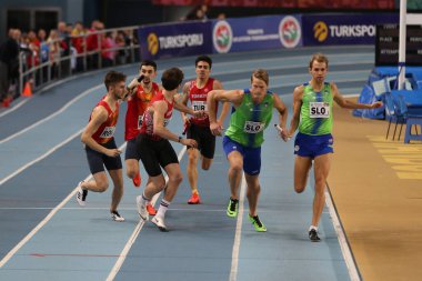 İstanbul, Türkiye - 15 Şubat 2020: Balkan Salon Atletizm Şampiyonası sırasında 4x400 bayrak yarışı yapan sporcular