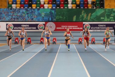 İstanbul, Türkiye - 15 Şubat 2020: Balkan Atletizm Şampiyonası sırasında 60 metre koşan sporcular