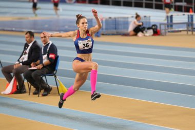 İstanbul, Türkiye - 15 Şubat 2020: Balkan Salon Atletizm Şampiyonası sırasında tanımlanamayan sporcu üçlü atlama