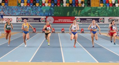 İstanbul, Türkiye - 15 Şubat 2020: Balkan Atletizm Şampiyonası sırasında 60 metre koşan sporcular