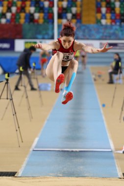 İstanbul, Türkiye - 15 Şubat 2020: Balkan Atletizm Şampiyonası sırasında uzun atlama yapan tanımlanamayan sporcu