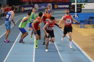İstanbul, Türkiye - 15 Şubat 2020: Balkan Salon Atletizm Şampiyonası sırasında 4x400 bayrak yarışı yapan sporcular
