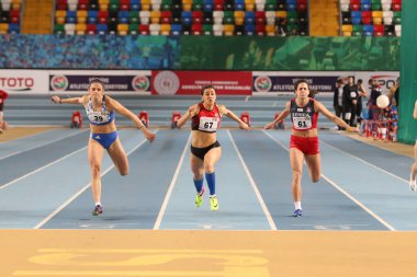 İstanbul, Türkiye - 15 Şubat 2020: Balkan Atletizm Şampiyonası sırasında 60 metre koşan sporcular