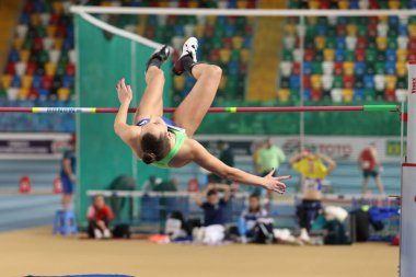 İstanbul, Türkiye - 15 Şubat 2020: Balkan Atletizm Şampiyonası sırasında tanımlanamayan yüksek atlama sporcusu