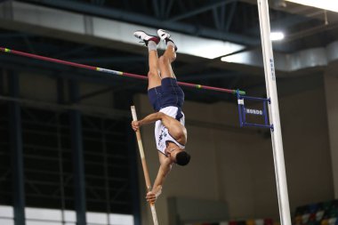 İstanbul, Türkiye - 15 Şubat 2020: Balkan Salon Atletizm Şampiyonası sırasında tanımlanamayan atlet direği atlama