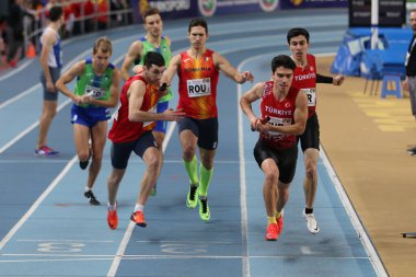 İstanbul, Türkiye - 15 Şubat 2020: Balkan Salon Atletizm Şampiyonası sırasında 4x400 bayrak yarışı yapan sporcular