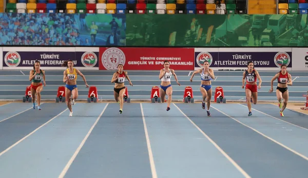 İstanbul, Türkiye - 15 Şubat 2020: Balkan Atletizm Şampiyonası sırasında 60 metre koşan sporcular