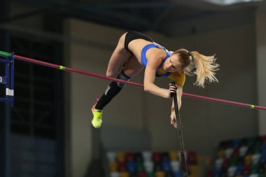 İstanbul, Türkiye - 15 Şubat 2020: Balkan Salon Atletizm Şampiyonası sırasında tanımlanamayan atlet direği atlama