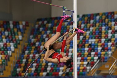 İstanbul, Türkiye - 15 Şubat 2020: Balkan Salon Atletizm Şampiyonası sırasında tanımlanamayan atlet direği atlama