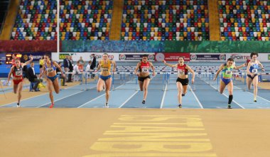İstanbul, Türkiye - 15 Şubat 2020: Balkan Salon Atletizm Şampiyonası sırasında 60 metre engelli koşan sporcular