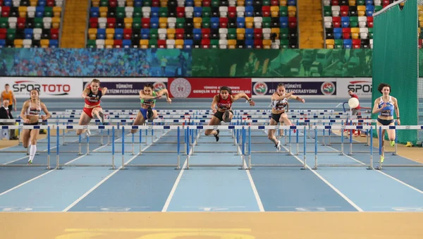 土耳其伊斯坦布尔 2020年2月16日 伊斯坦布尔田径杯期间 运动员跑60米栏 — 图库照片