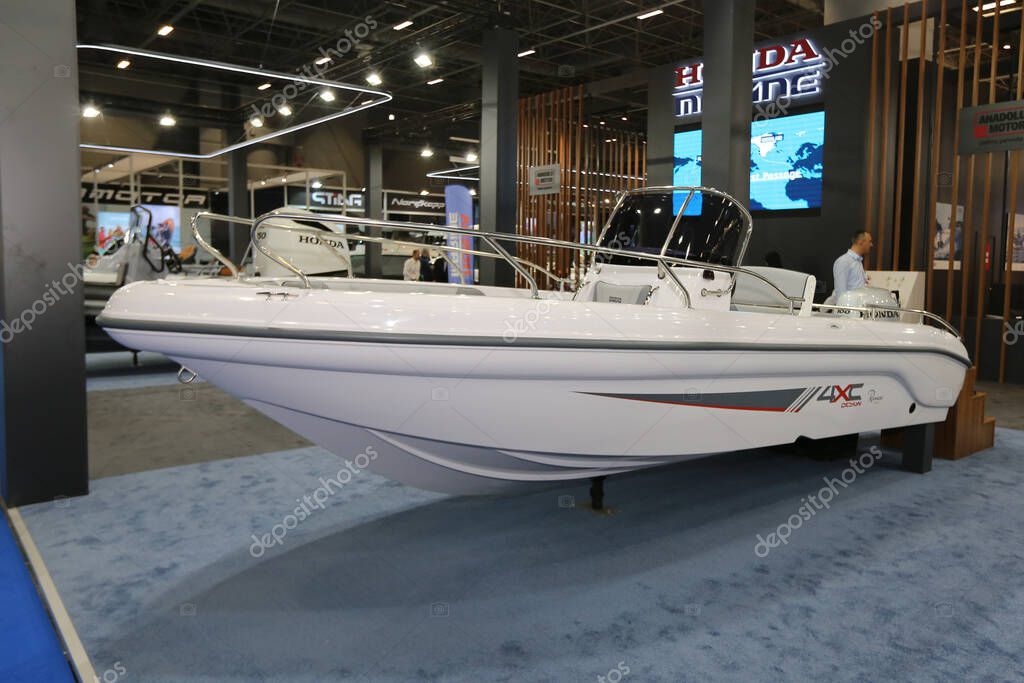 ISTANBUL, TURQUÍA 22 DE FEBRERO DE 2020 Barco en exhibición en CNR