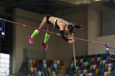 İSTANBUL, TURKEY - 29 Şubat 2020 Ruhi Sarialp Atlama Yarışmaları sırasında tanımlanamayan atlet sırığı atlama yarışı