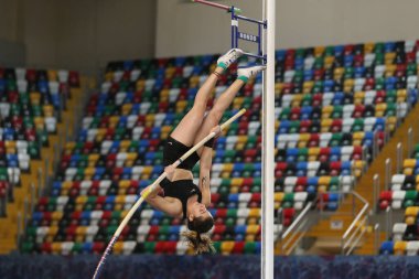 İSTANBUL, TURKEY - 29 Şubat 2020 Ruhi Sarialp Atlama Yarışmaları sırasında tanımlanamayan atlet sırığı atlama yarışı
