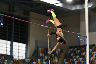 İSTANBUL, TURKEY - 29 Şubat 2020 Ruhi Sarialp Atlama Yarışmaları sırasında tanımlanamayan atlet sırığı atlama yarışı