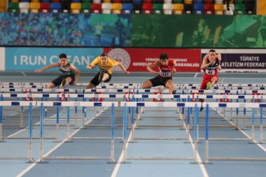 İSTANBUL, TURKEY - 07 Mart 2020: Uluslararası U18 Salon Atletizm Maçı sırasında 60 metre engelli koşan sporcular