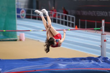 ISTANBUL, TURKEY - 07 Mart 2020: Uluslararası U18 Salon Atletizm Maçı sırasında tanımlanamayan yüksek atlama