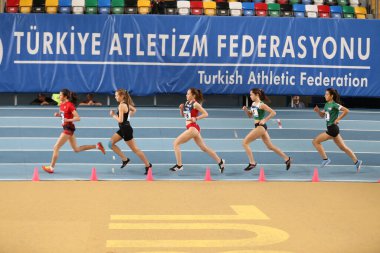 İSTANBUL, TURKEY - 07 Mart 2020: Uluslararası U18 Salon Atletizm Maçı sırasında koşan sporcular