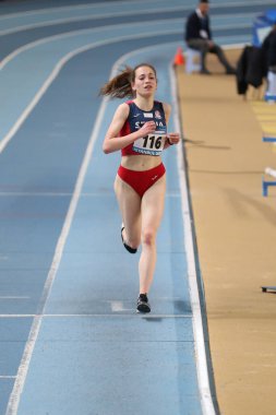 ISTANBUL, TURKEY - 07 Mart 2020: Uluslararası U18 Salon Atletizm Maçı sırasında koşan tanımlanamayan sporcu