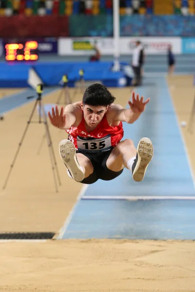 伊斯坦布尔 土耳其 2020年3月7日 在国际U18室内田径比赛中跳远的运动员 — 图库照片