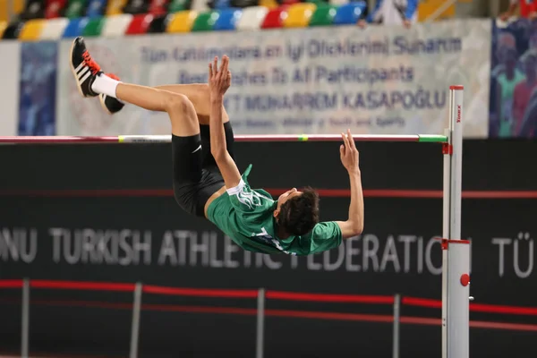 Istanbul Turkey 2020年3月7日 国際U18屋内アスレチックマッチ中に未定義の選手のハイジャンプ — ストック写真