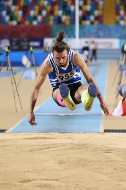 İSTANBUL, TURKEY - 08 Mart 2020: Türkiye Atletizm Federasyonu Salon İçi Kupası sırasında atlayan tanımlanamayan sporcu