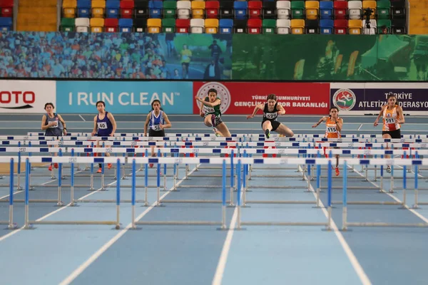 イスタンブール トルコ 2020年3月8日 トルコ陸上競技連盟屋内カップ中に60メートルハードルを走る選手 — ストック写真