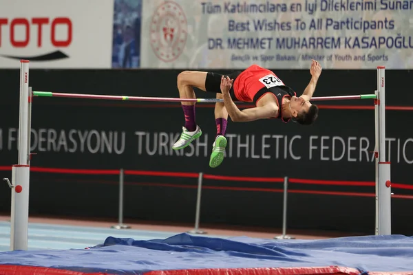 イスタンブール トルコ 2020年3月8日 トルコ陸上連盟室内カップ中の未定義選手のハイジャンプ — ストック写真