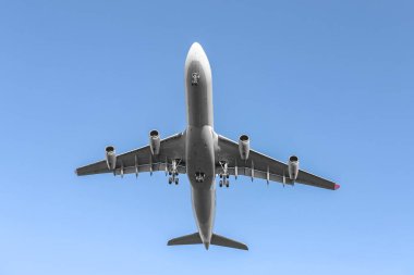 Gökyüzünde Mavi Arkaplan ile Yolcu Uçağı