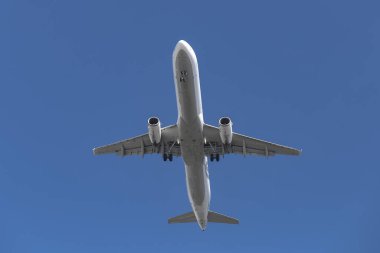 Gökyüzünde Mavi Arkaplan ile Yolcu Uçağı