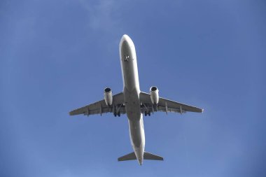 Gökyüzünde Mavi Arkaplan ile Yolcu Uçağı