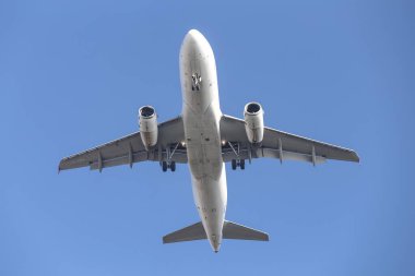 Gökyüzünde Mavi Arkaplan ile Yolcu Uçağı