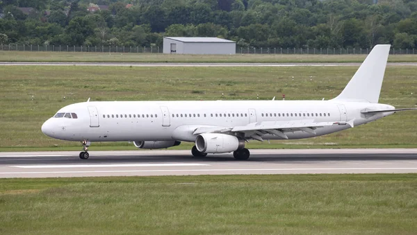 Weißes Passagierflugzeugtaxi Auf Einem Flughafen — Stockfoto