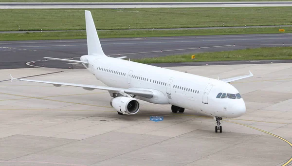 Táxi Branco Avião Passageiros Aeroporto — Fotografia de Stock